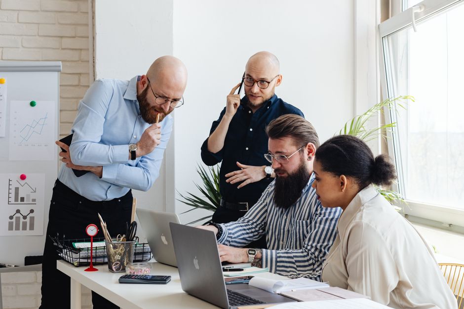 Team arbeitet an UI-Layouts